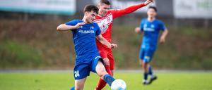 Hertha 03 (li. Mateo Kastrati gegen Marius Hauptmann vom Halleschen FC) liegt derzeit auf dem 15. Tabellenplatz in der Fußball-Regionalliga Nordost.