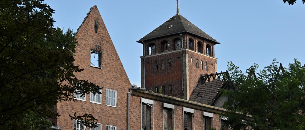Der ausgebrannte Teil des Seitenflügels des früheren Landtags auf dem Brauhausberg.