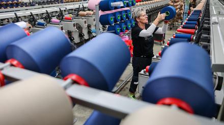 Teamleiterin Irina Goebel arbeitet in der Spulerei der Otex Textilveredlung GmbH in Flöha. Das Unternehmen hat in den vergangenen Jahren seine Mitarbeiterzahl verdoppelt.