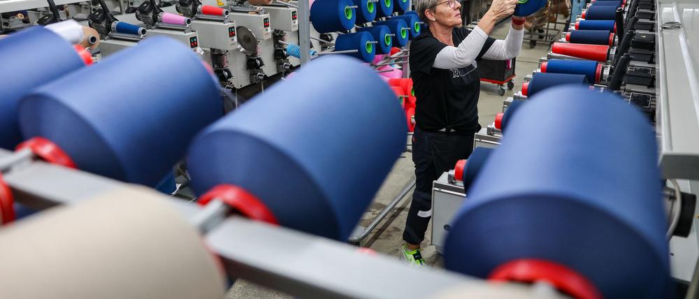 Teamleiterin Irina Goebel arbeitet in der Spulerei der Otex Textilveredlung GmbH in Flöha. Das Unternehmen hat in den vergangenen Jahren seine Mitarbeiterzahl verdoppelt.