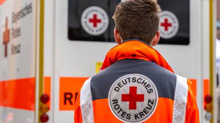 Sanitäter vom Deutschen Roten Kreuz vor einem Krankenwagen 