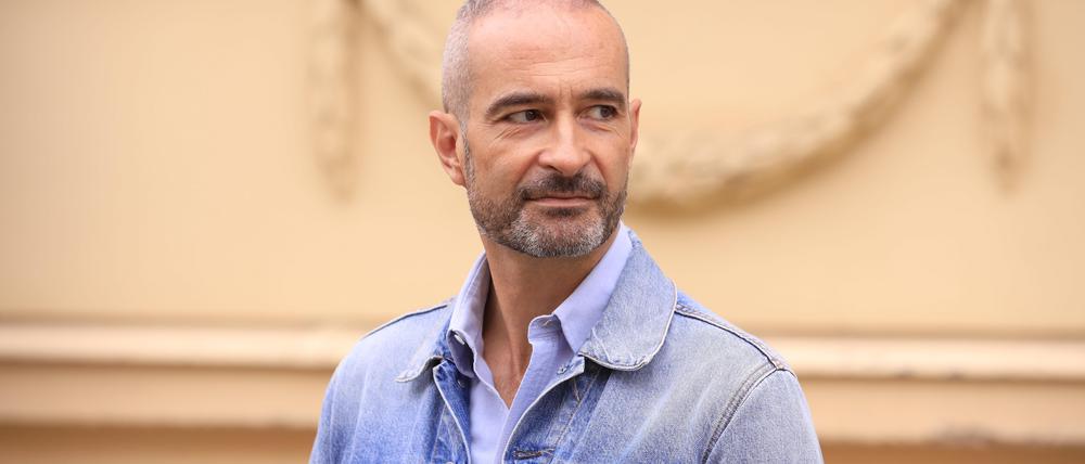 Antonello Manacorda verlässt zur Saison 2025/26 seinen Posten als Chefdirigent der Kammerakademie Potsdam. Ihm folgt François Leleux nach.