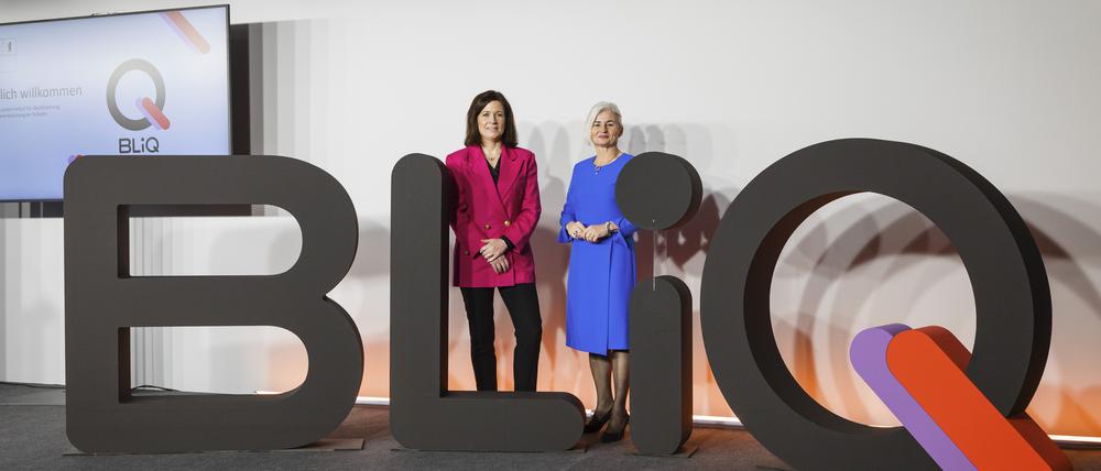 Das neue Logo ist schon da: Bildungssenatorin Katharina Günther-Wünsch (CDU) und die Leiterin Katy Pîrjol (r.) bei der Eröffnung des neuen Landesinstituts.