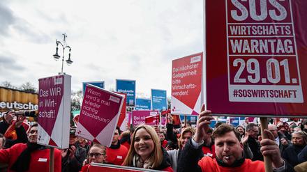In Berlin sind einige Hundert Menschen zur Kundgebung der Wirtschaftsverbände gekommen.