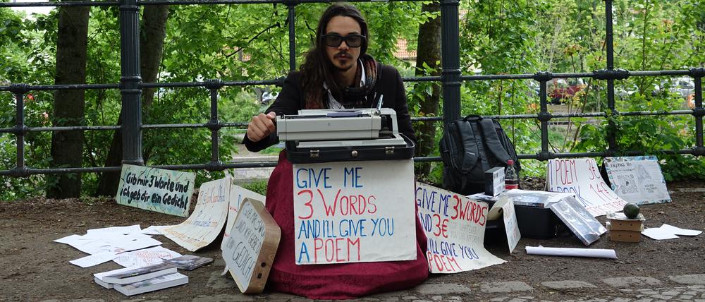Hier wird noch ordentlich in die Tasten gehackt. Der Mauerparkpoet Dan Sigurd mit einem unschlagbaren Angebot.