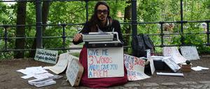 Hier wird noch ordentlich in die Tasten gehackt. Der Mauerparkpoet Dan Sigurd mit einem unschlagbaren Angebot.