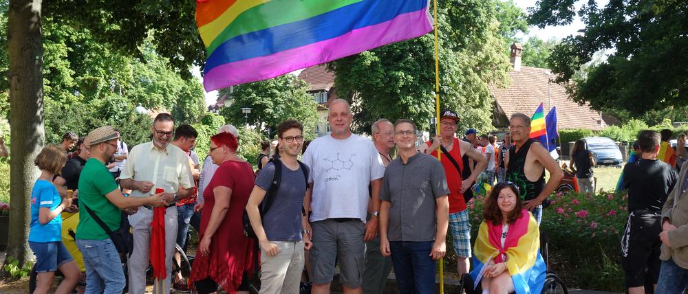 CSD Falkensee mit RegenbogenfahneFoto: Silvia Passow