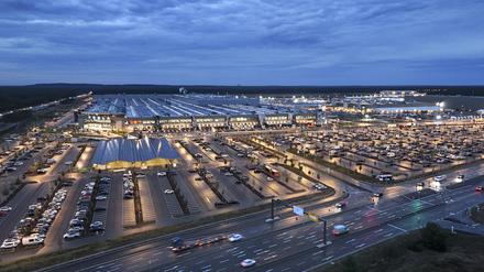 In der Gigafactory von Tesla in Grünheide arbeiten 10.000 Menschen.