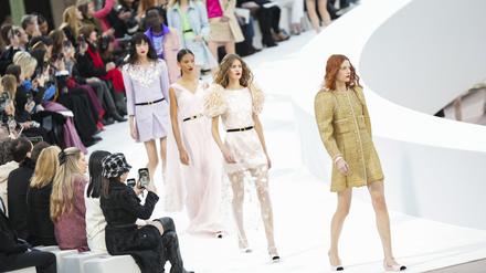 Models tragen Kreationen aus der Chanel Haute Couture Frühjahr-Sommer-Kollektion 2025, die in Paris präsentiert wird.