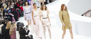 Models tragen Kreationen aus der Chanel Haute Couture Frühjahr-Sommer-Kollektion 2025, die in Paris präsentiert wird.