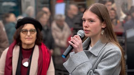 Erinnern an die Opfer des Holocaust am 27.1.2025 an der Spiegelwand auf dem Hermann-Ehlers-Platz in Berlin-Steglitz. Schülerin Maya Witt (16) von der Gail-S.-Halvorsen-Schule in Dahlem hielt die Gedenkrede.