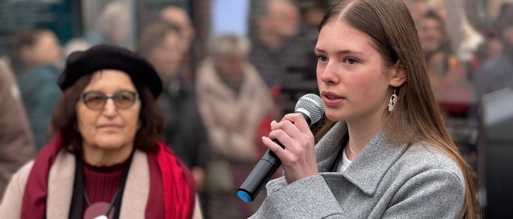 Erinnern an die Opfer des Holocaust am 27.1.2025 an der Spiegelwand auf dem Hermann-Ehlers-Platz in Berlin-Steglitz. Schülerin Maya Witt (16) von der Gail-S.-Halvorsen-Schule in Dahlem hielt die Gedenkrede.