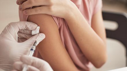 Impfungen können Leben retten. Die Immunisierung gegen Diphtherie erhalten Kinder allerdings bereits im Babyalter.