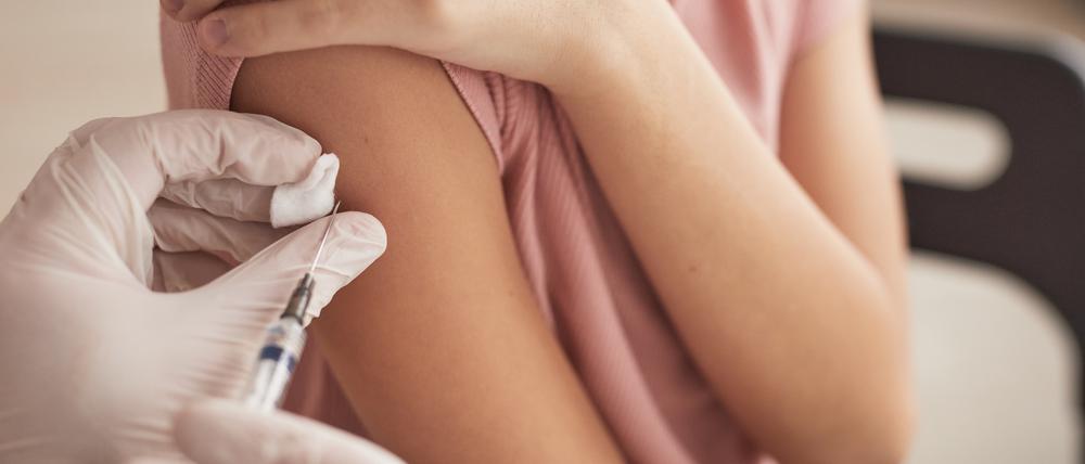 Impfungen können Leben retten. Die Immunisierung gegen Diphtherie erhalten Kinder allerdings bereits im Babyalter.