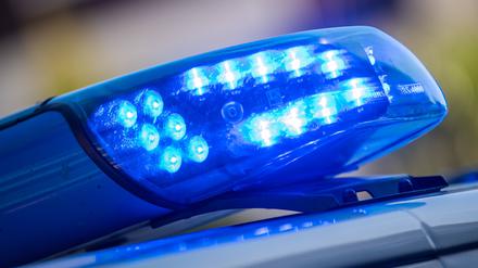 Ein Blaulicht ist auf dem Dach eines Polizeifahrzeugs zu sehen. (Symbolbild)