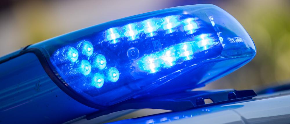 Ein Blaulicht ist auf dem Dach eines Polizeifahrzeugs zu sehen. (Symbolbild)
