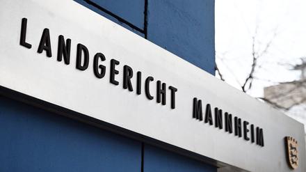  Das Landgericht Mannheim hat im Prozess um einen Angriff auf einen AfD-Kommunalpolitiker mit einem Cuttermesser die dauerhafte Unterbringung des Angeklagten in einer Psychiatrie angeordnet.