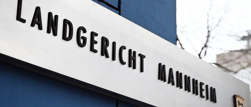  Das Landgericht Mannheim hat im Prozess um einen Angriff auf einen AfD-Kommunalpolitiker mit einem Cuttermesser die dauerhafte Unterbringung des Angeklagten in einer Psychiatrie angeordnet.