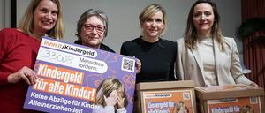 Delia Keller (links) und ihre Mitstreiterinnen bei der Übergabe der Petition „Kindergeld für alle Kinder“.
