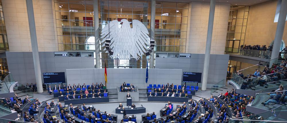 Der Bundestag hat am Donnerstag mit knapper Mehrheit für eine Verschärfung der Migrationspolitik gestimmt.