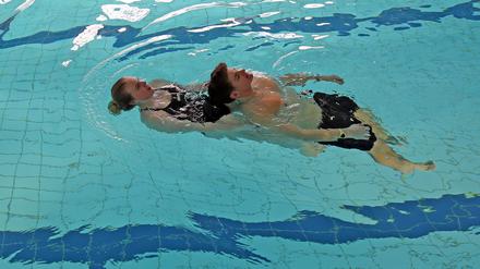Schwimmlehrkräfte der Sonderpädagogischen Förder- und Beratungsstelle Potsdam geben unter anderem im Kiezbad Rettungsschwimmkurse für Jugendliche mit körperlichen Beeinträchtigungen.