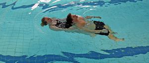 Schwimmlehrkräfte der Sonderpädagogischen Förder- und Beratungsstelle Potsdam geben unter anderem im Kiezbad Rettungsschwimmkurse für Jugendliche mit körperlichen Beeinträchtigungen.