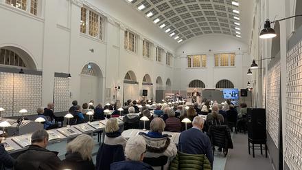Blick in die Ausstellungshalle des Schöneberger Rathauses mit der Ausstellung "Wir waren Nachbarn", wo am 26.1.2025 der Opfer des Holocaust gedacht wurde.