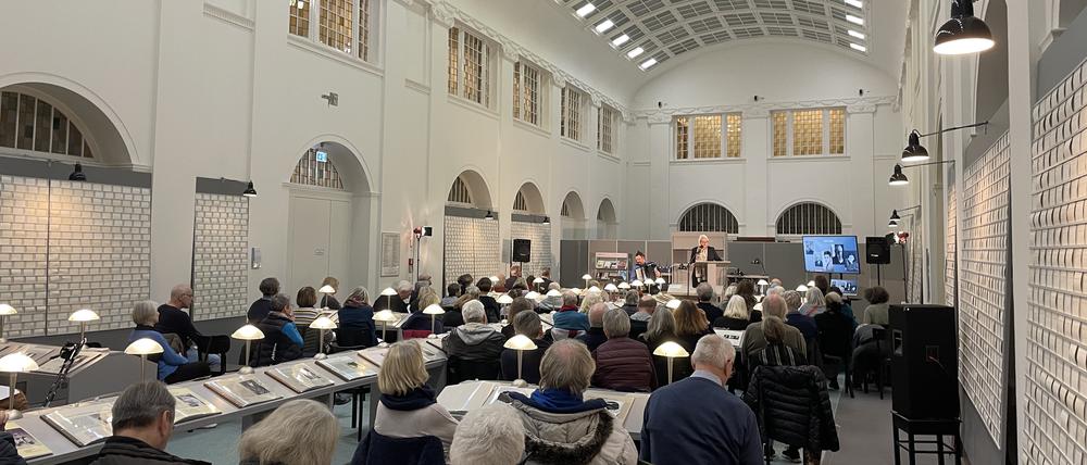 Blick in die Ausstellungshalle des Schöneberger Rathauses mit der Ausstellung "Wir waren Nachbarn", wo am 26.1.2025 der Opfer des Holocaust gedacht wurde.