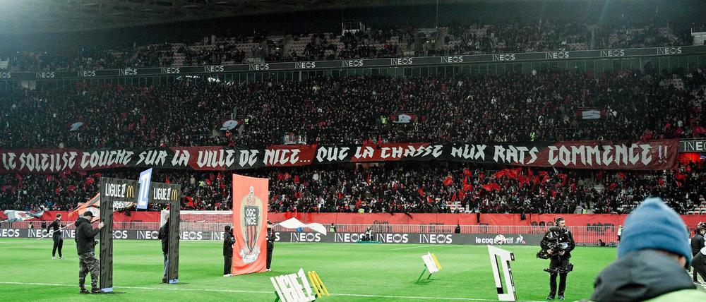 Die Clubverantwortlichen von Nizza sollen von dem strittigen Banner gewusst, aber die Fans nicht davon haben abhalten können, es zu entrollen.
