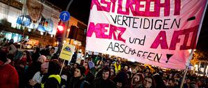 Mehrere hundert Menschen haben vor dem Konrad-Adenauer-Haus gegen den Migrationskurs der Union demonstriert.