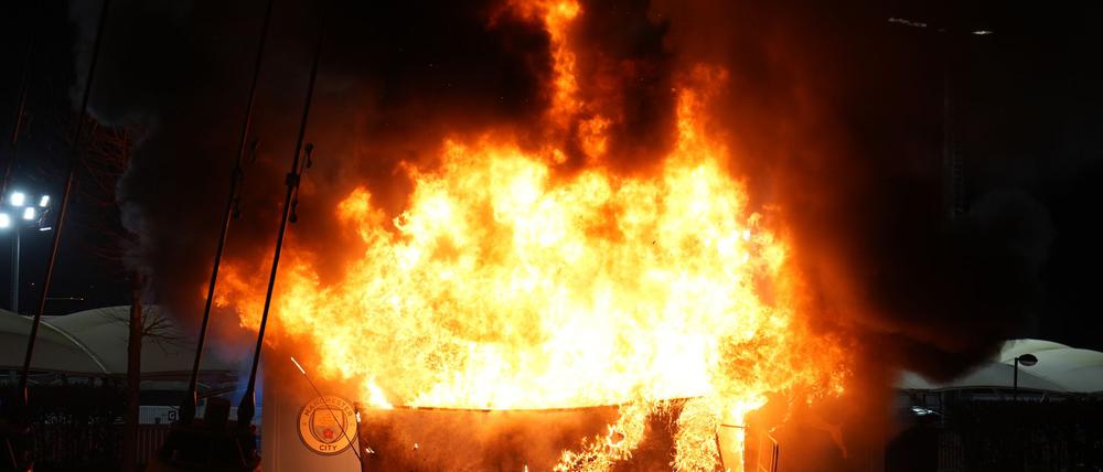Vor dem Champions-League-Spiel von Manchester City gegen den FC Brügge ging am Stadion ein Fanartikel-Kiosk in Flammen auf.