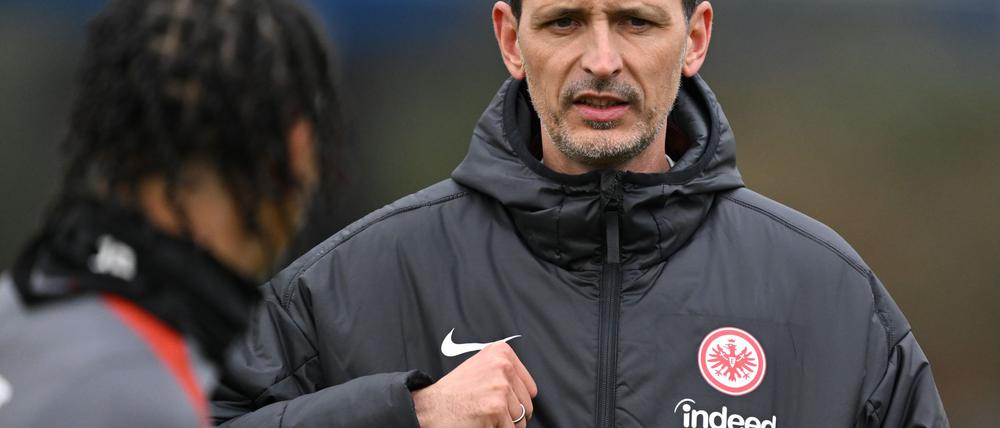 Eintracht Frankfurt mit Trainer Dino Toppmöller benötigt in der Europa League gegen AS Rom ein Unentschieden, um aus eigener Kraft den Einzug ins Achtelfinale zu schaffen.