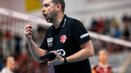  Potsdams Trainer Riccardo Boieri  verliert mit seinem Team zum dritten Mal gegen Schwerin.