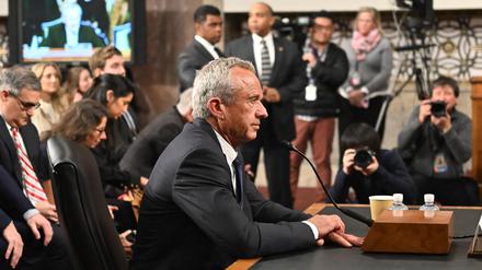 Donald Trumps Kandidat für das Gesundheitsministerium Robert F. Kennedy Jr. bei seiner Anhörung im Finanzausschuss des US-Senats.