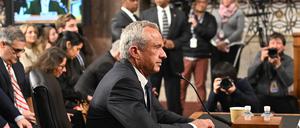 Donald Trumps Kandidat für das Gesundheitsministerium Robert F. Kennedy Jr. bei seiner Anhörung im Finanzausschuss des US-Senats.