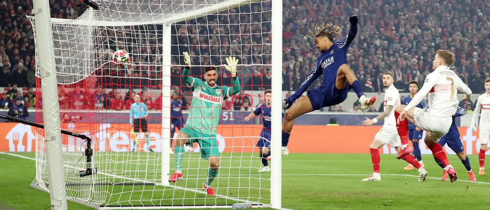 Der Anfang vom Ende. Schon nach fünf Minuten geriet der VfB gegen Paris in Rückstand.