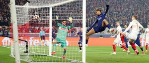 Der Anfang vom Ende. Schon nach fünf Minuten geriet der VfB gegen Paris in Rückstand.