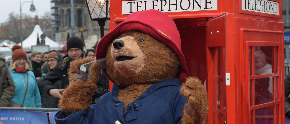 Ein Darsteller im Kostüm des Paddington-Bären (Archivbild).