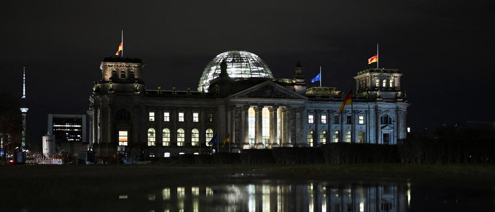 Der Reichstag bei Nacht.