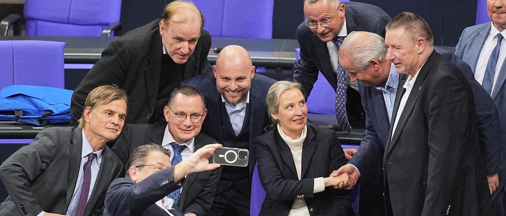 Die Fraktion der AfD feiert im Bundestag das Abstimmungsergebnis im Bundestag für eine Verschärfung der Migrationspolitik.