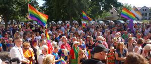 CSD Falkensee mit RegenbogenfahneFoto: Silvia Passow