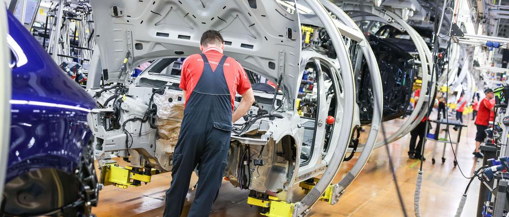 Ein Arbeiter in der Industrie - dort wollen die Unternehmen besonders stark Jobs abbauen. (Archivbild)