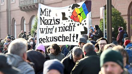 Bei einer Demonstration auf dem Marktplatz Karlsruhe wird ein Plakat in die Höhe gehalten.