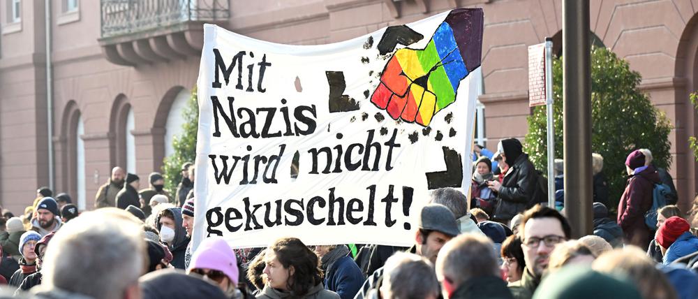  Bei einer Demonstration auf dem Marktplatz Karlsruhe wird ein Plakat in die Höhe gehalten.