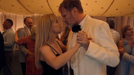 Jim (Will Ferrell) und Margot (Reese Witherspoon) geraten in „Ihr seid herzlich eingeladen“ aneinander, weil sie dasselbe Hotel für eine Hochzeitsfeier gebucht haben.