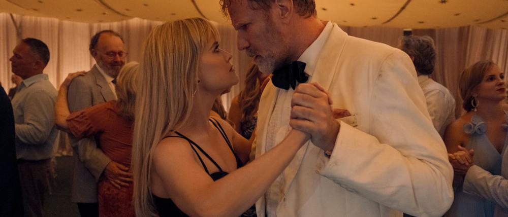 Jim (Will Ferrell) und Margot (Reese Witherspoon) geraten in „Ihr seid herzlich eingeladen“ aneinander, weil sie dasselbe Hotel für eine Hochzeitsfeier gebucht haben.