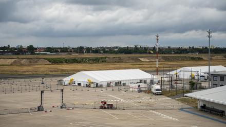 PRODUKTION - 01.08.2022, Berlin: Auf dem Gelände des ehemaligen Flughafens Tegel steht das sogenannte «Labor 5000» vom Deutschen Roten Kreuz DRK. Das Pilotprojekt ist eine Zeltstadt, in der im Notfall bis zu 5.000 Menschen leben können. (zu dpa: «Bevölkerungsschutz-Chef: Müssen widerstandsfähiger werden») Foto: Christophe Gateau/dpa +++ dpa-Bildfunk +++