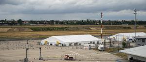 PRODUKTION - 01.08.2022, Berlin: Auf dem Gelände des ehemaligen Flughafens Tegel steht das sogenannte «Labor 5000» vom Deutschen Roten Kreuz DRK. Das Pilotprojekt ist eine Zeltstadt, in der im Notfall bis zu 5.000 Menschen leben können. (zu dpa: «Bevölkerungsschutz-Chef: Müssen widerstandsfähiger werden») Foto: Christophe Gateau/dpa +++ dpa-Bildfunk +++