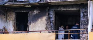 Bei einem Feuer in einem Wohnblock in Frankfurt (Oder) starben drei Menschen. Die Spezialisten der Polizei sind im Einsatz, um der Brandursache auf den Grund zu gehen. 