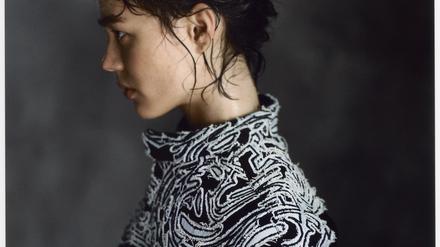 Die Designerin Aliosha Melis zerlegt ihre Stoffe, um sie dann wieder zusammenzusetzen - wie hier mit Stickerei.
